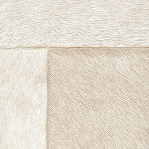 Detailopname van het patroon en de textuur van het lichte patchwork koeienhuid tapijt VP-618-03.