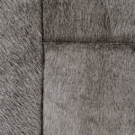 Detailopname van patchwork van grijs runderhuidtapijt VP-618-05 met zichtbare haarstructuur en naden.