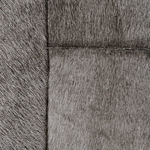 Detailopname van patchwork van grijs runderhuidtapijt VP-618-05 met zichtbare haarstructuur en naden.