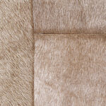 Detailopname van het bruine en beige harige patchworkpatroon van tapijt VP-618-06.