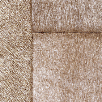 Detailopname van het bruine en beige harige patchworkpatroon van tapijt VP-618-06.