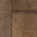 Detailopname van het bruine, dierenvacht-achtige patroon van vloerkleed VP-618-10 met zichtbare naden.