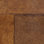 Detail van het bruine runderhuid patchwork kleed VP-618-13 met zichtbare haarstructuur en stiknaden.