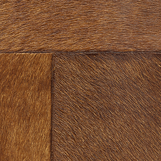 Detail van het bruine runderhuid patchwork kleed VP-618-13 met zichtbare haarstructuur en stiknaden.