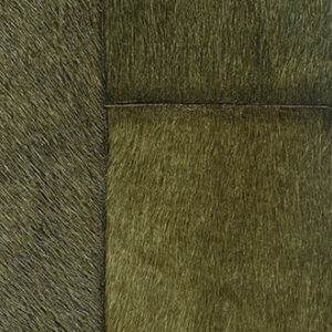 Detailopname van een olijfgroen patchwork tapijt van koeienhuid, model VP-618-15.