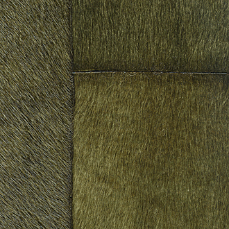 Detailopname van een olijfgroen patchwork tapijt van koeienhuid, model VP-618-15.