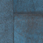 Detailopname van een patchwork kunstleer of koeienhuid in blauw getinte kleurcombinatie, type VP-618-17.