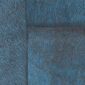 Detailopname van een patchwork kunstleer of koeienhuid in blauw getinte kleurcombinatie, type VP-618-17.