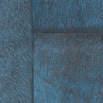 Detailopname van een patchwork kunstleer of koeienhuid in blauw getinte kleurcombinatie, type VP-618-17.