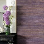 Paarse structuurbehang uit de VP-712-04-TWIST collectie naast een klassieke schouw met een vaas vol paarse sieruien.