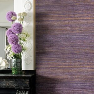 Paarse structuurbehang uit de VP-712-04-TWIST collectie naast een klassieke schouw met een vaas vol paarse sieruien.