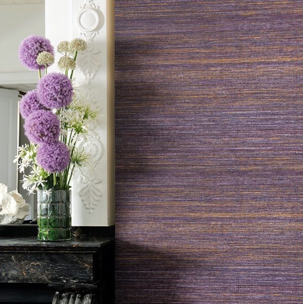 Paarse structuurbehang uit de VP-712-04-TWIST collectie naast een klassieke schouw met een vaas vol paarse sieruien.