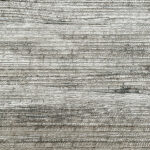 Grijze houtstructuurtextuur van het materiaal VP-726-01 met een verweerde, horizontale nerftekening.