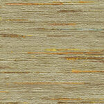 Textuur van wandbekleding VP-851-05 met horizontale lijnen in beige en subtiele accenten van geel en oranje.