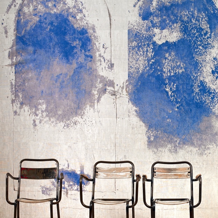 Drie metalen stoelen staan voor een muur met abstracte blauwe verfvlakken, aangeduid als VP-881-01-1.