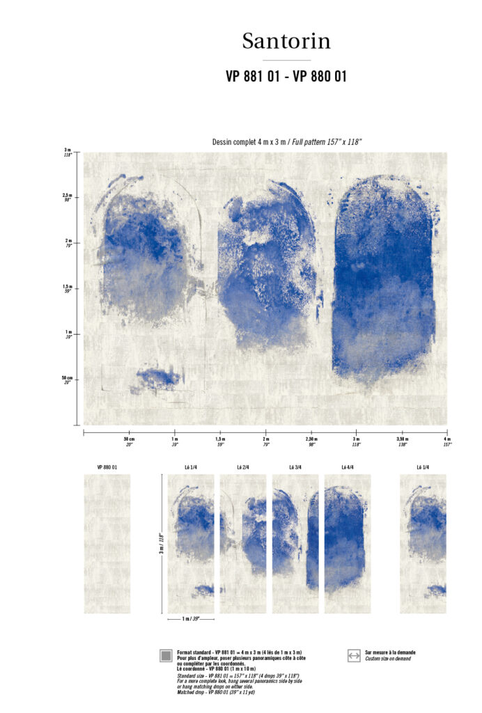 Digitale visualisatie van het wanddecoratiepatroon VP-881-01 "Santorin" met abstracte blauwe vormen op een beige achtergrond, inclusief afmetingen en paneelindeling.