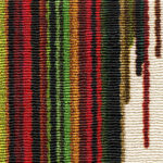 Gekleurde geweven textielstroken in verticale banen met rode, groene, zwarte en gele tinten op een beige achtergrond.
