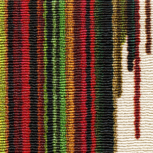 Gekleurde geweven textielstroken in verticale banen met rode, groene, zwarte en gele tinten op een beige achtergrond.