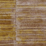 Detailopname van het abstracte kunstwerk VP_424_19 met horizontale strepen in geel- en bruintinten.