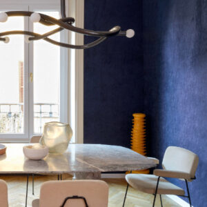 Moderne eethoek met marmeren tafel, designstoelen en blauwe Alcove 2 Garçonnière RM 1063-41 muur.