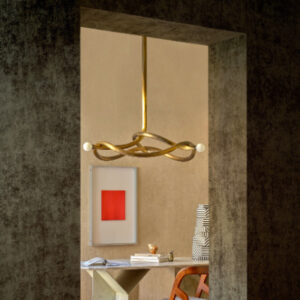 Modern ingerichte nis met de Alcove 2 Garçonnière RM 1063-67 hanglamp, boven een stijlvolle tafel met kunst en designobjecten.