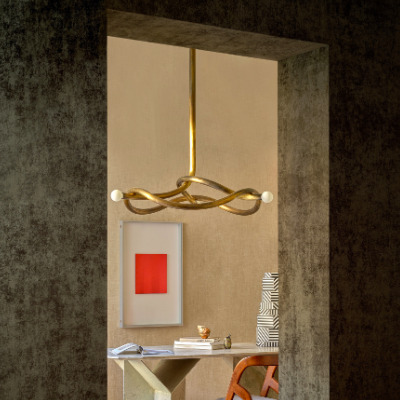 Modern ingerichte nis met de Alcove 2 Garçonnière RM 1063-67 hanglamp, boven een stijlvolle tafel met kunst en designobjecten.