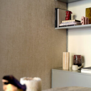 Moderne interieuroplstelling met een alcove-2 wandbekleding, decoratieve objecten en boeken op metalen wandplanken.
