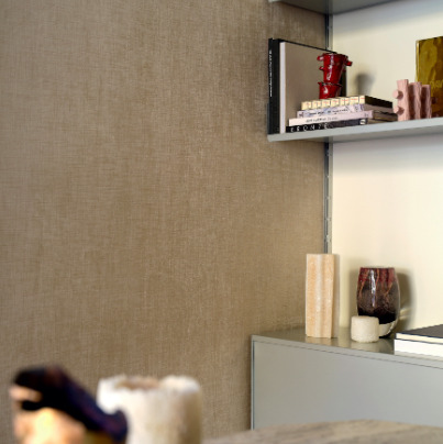 Moderne interieuroplstelling met een alcove-2 wandbekleding, decoratieve objecten en boeken op metalen wandplanken.