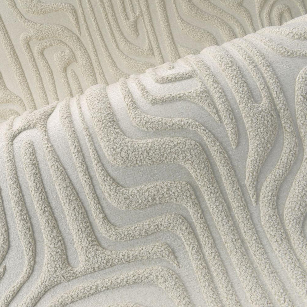 Detail van het Arte Cloud 30831 behang met een reliëfstructuur en golvend patroon in zachte crèmetinten.