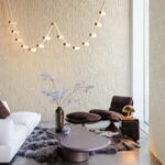 Sfeervol interieur met Arte Cloud 30831 muurdecoratie, designmeubels en warme verlichting.