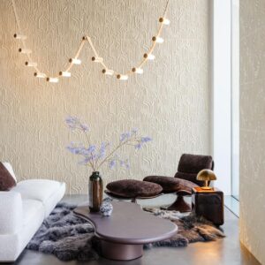 Sfeervol interieur met Arte Cloud 30831 muurdecoratie, designmeubels en warme verlichting.