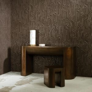 Bronzen tafel en kruk voor een muur bekleed met het donkerbruine, abstracte reliëfbehang Arte Cloud 30832.