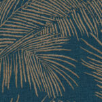 Behang met een patroon van geborduurde palmbladeren in bruin op een donkergroene achtergrond, model Lanai Maui 81530 van Arte.