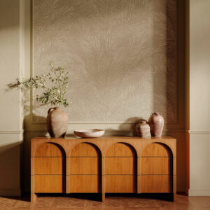 Houten dressoir met keramische vazen en een tak voor een wand met beige Arte Lanai Maui 81530 behang met palmbladpatroon.