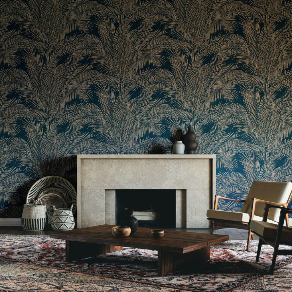 Sfeervolle woonkamer met blauw Arte Lanai Maui 81530 behang met palmbladmotief achter een natuurstenen haard.