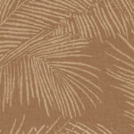 Behang met een tropisch patroon van beige palmbladeren op een bruin textielachtig oppervlak uit de Arte Lanai Maui collectie.