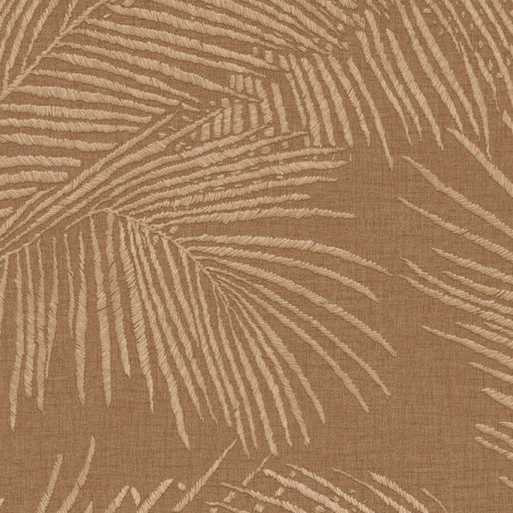 Behang met een tropisch patroon van beige palmbladeren op een bruin textielachtig oppervlak uit de Arte Lanai Maui collectie.