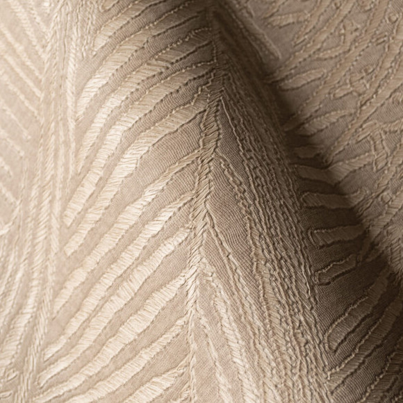 Detail van het Arte-behang Lanai Maui 81533 met een reliëf patroon in natuurlijke beige tinten.