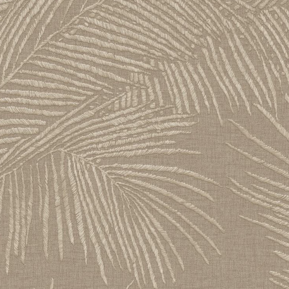 Beige behang met een geborduurd patroon van palmbladeren uit de Arte Lanai Maui collectie.