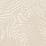 Beige behang met een subtiel patroon van tropische palmbladeren uit de Arte Lanai Maui 81536 collectie.