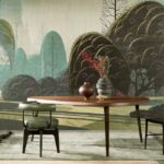 Moderne eethoek met het Arte behang 'Le Jardin Mystique 97550' met een dromerig boslandschap op de achtergrond.