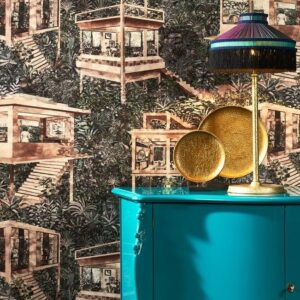 Sfeervolle interieurhoek met Arte Palafitas Amazonia behang, turkoois kastje, gouden schalen en kleurrijke lamp.