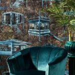 Groene fluwelen fauteuil en plant voor behang met amazone-jungle en moderne huisillustraties uit de Arte Palafitas collectie.