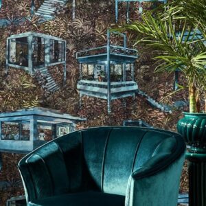 Groene fluwelen fauteuil en plant voor behang met amazone-jungle en moderne huisillustraties uit de Arte Palafitas collectie.