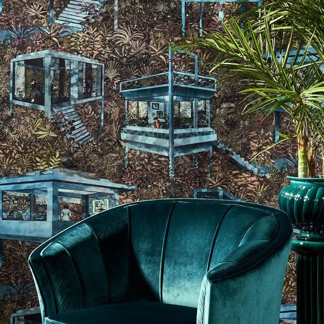Groene fluwelen fauteuil en plant voor behang met amazone-jungle en moderne huisillustraties uit de Arte Palafitas collectie.