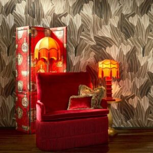 Rode fauteuil met vintage lampen en decoratief Arte Pavartina 97560 behang op de achtergrond.