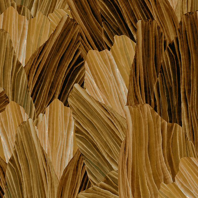 Bruin en goudkleurig Arte behang Pavartina met een abstract patroon van gevouwen textielstructuren.