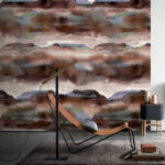 Leren loungestoel en moderne lamp voor een muur met het Casamance Iron behang in aardetinten.