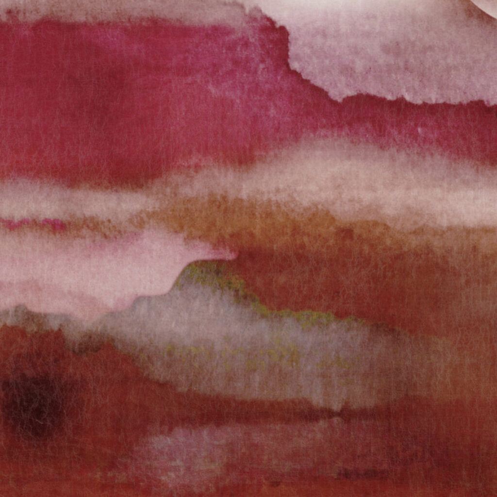 Abstract Casamance behang in warme rood- en rozetinten met een aquarelachtig patroon.