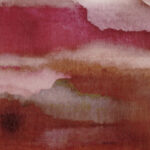 Abstract Casamance behang in warme rood- en rozetinten met een aquarelachtig patroon.